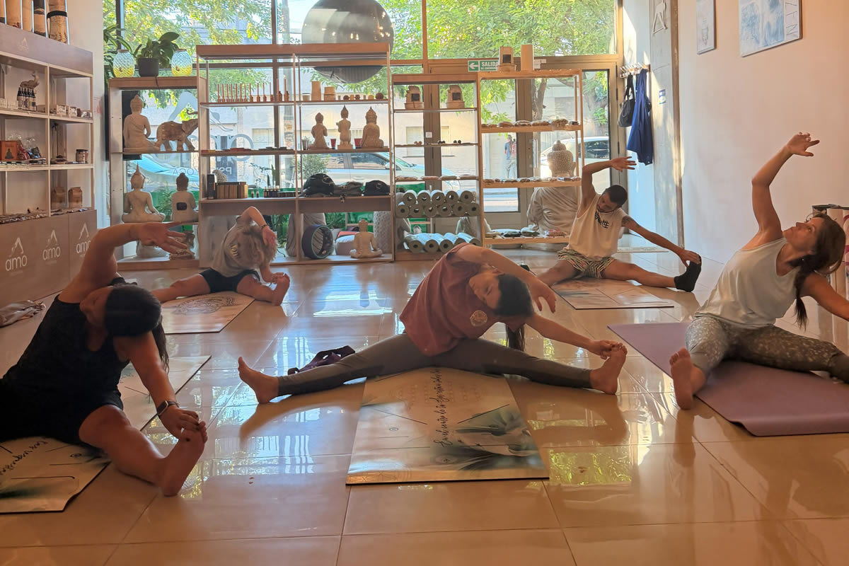 Beneficios del yoga para adultos en Amo Psicoyoga